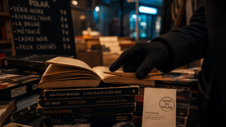 Polar français auteurs en librairie parisienne, pile de romans de polar.